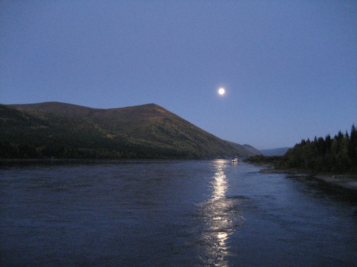 лунный свет. ночное озеро. ночь на берегу реки. речка ночью. ночи над волгой.
