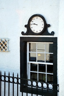 Окно с часами