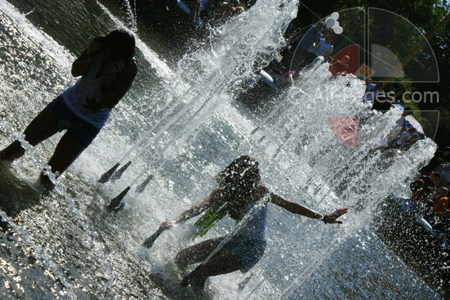 Хороводит лето