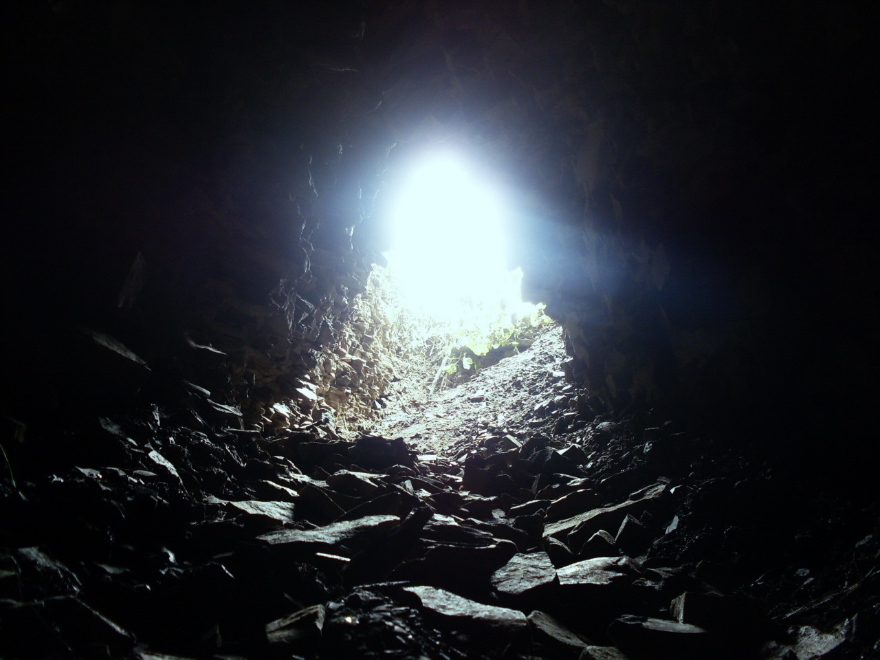 Гибнущий свет. Свет в конце туннеля пещеры. Свет в конце тоннеля. Свет в пещере. Свет в тоннеле.