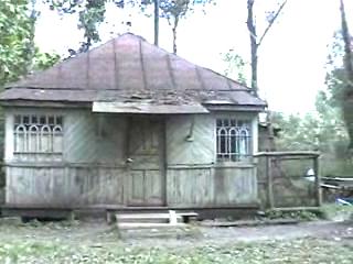 Старая лавочка, маленький дворик...