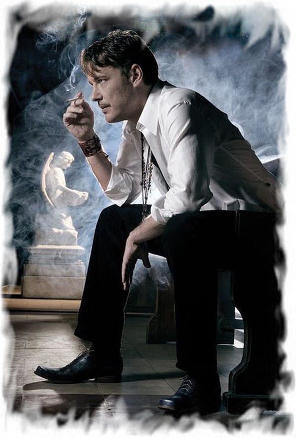 Уставший от всего курю ее. Парень сидит курит. Одинокий курящий человек. Сижу курю. Мужчина сидит с сигаретой.