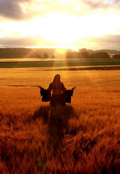 Растает день и снова ночь...