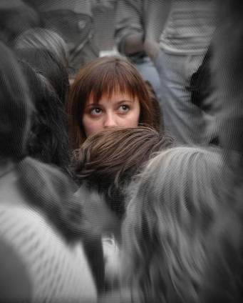 С глазами суеты бурлящей...