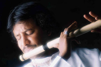 Пальцы быстро скользили по грифу...