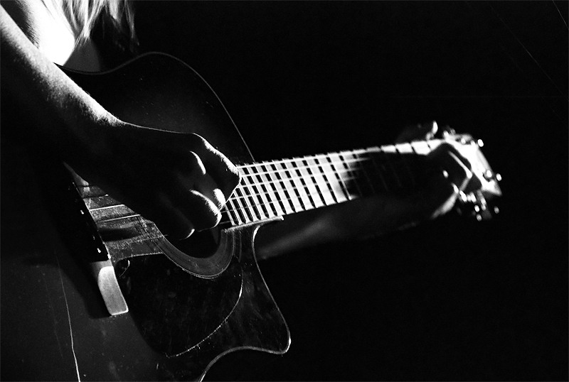 В ладошки боль свою зажала!