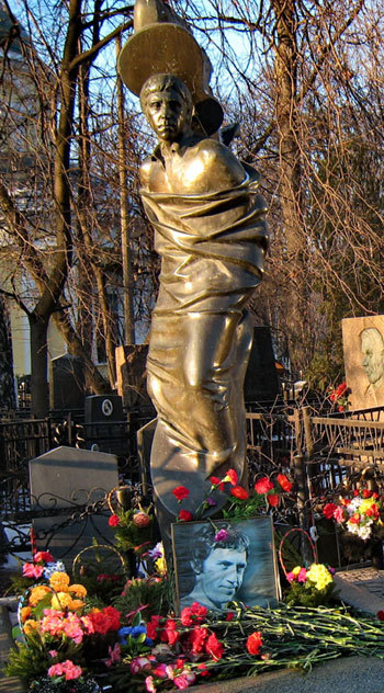 Памятник высоцкому в москве на ваганьковском кладбище