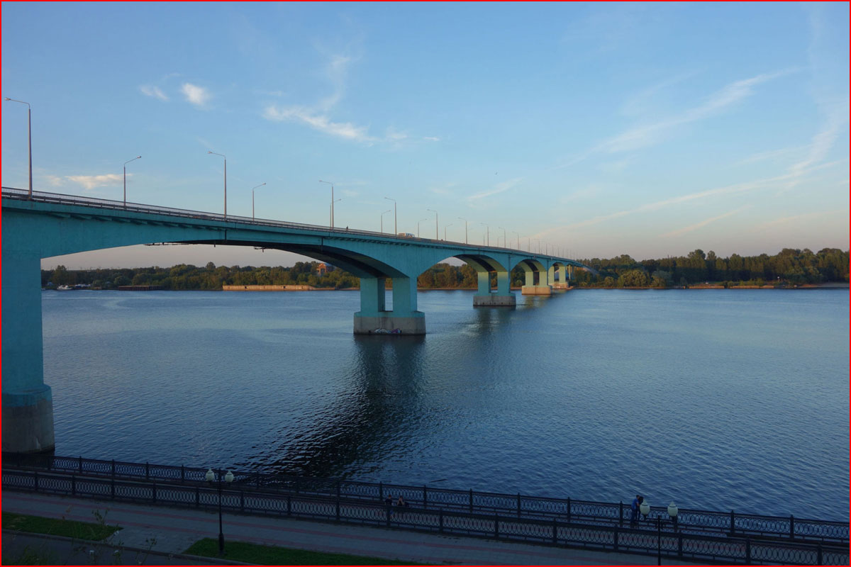 Памятные мосты. Ярославль мост через Волгу. Юбилейный мост Ярославль. Железнодорожный мост через Волгу Ярославль. Юбилейный мост в Ярославле через Волгу.