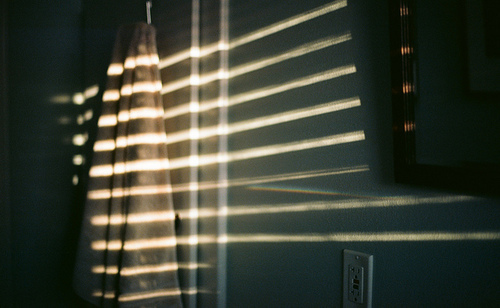 За занавесью тонкий силуэт