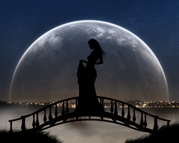 Она гуляла под луной...