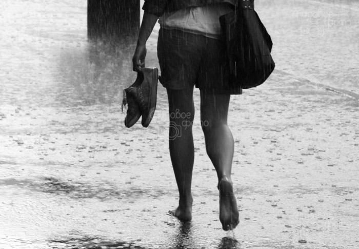 Топоча каблуками по пустынной палубе поспешно бегу. Босиком под дождем. Девушка босиком под дождем. Босая под дождем. Босиком по лужам.