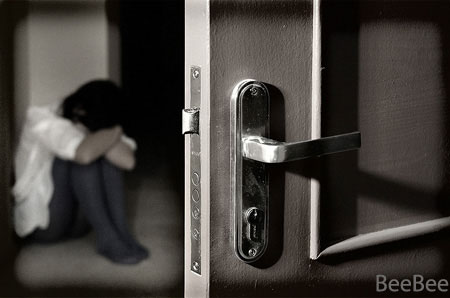 Тихо-тихо лишь щелкнул замочек