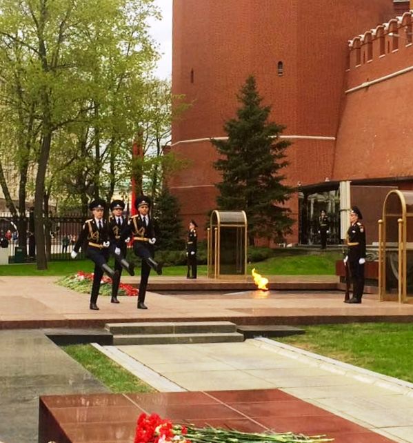 У могилы неизвестного солдата