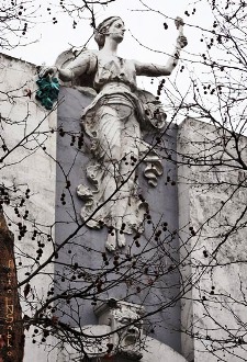 Летящая кариатида