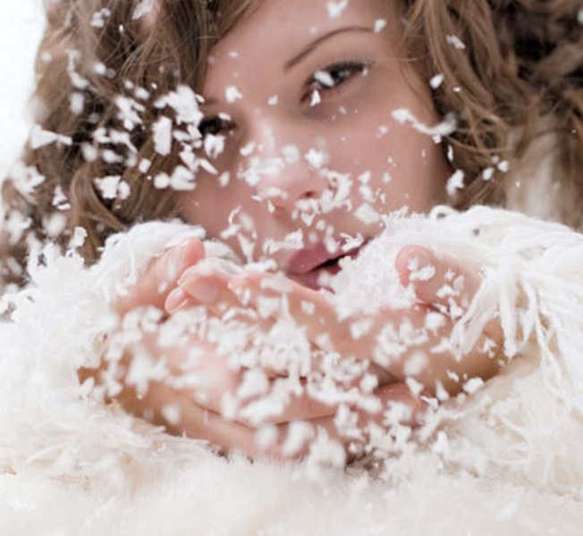 Снег падал пушистыми хлопьями приятно касался лица. Девушка Снежинка. Умыться снегом. Снег на губах. Умывание снегом.