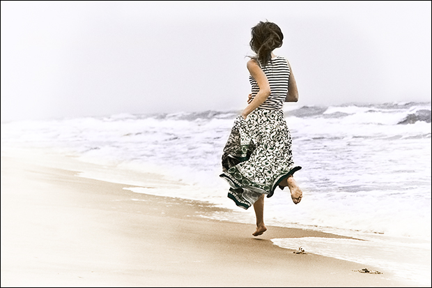 Жизнь в полный голос. Бегу навстречу счастью. Жизнь бежит. Бежать по жизни. Девочка бежит к морю.