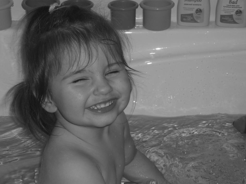 Дочка купается в ванне. Купается в ванной. Девочка 10 лет в ванной. Дети моются в ванной. Девочка купается в ванне.