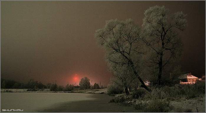 Открывает ночь свои объятья