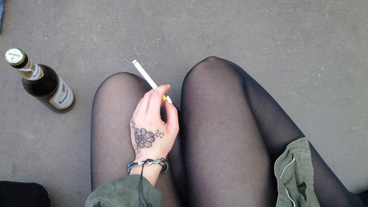 Ляжки пьяной. Девушка курит. Девушка с сигаретой. Девушка в колготках курит. Девочки курят.