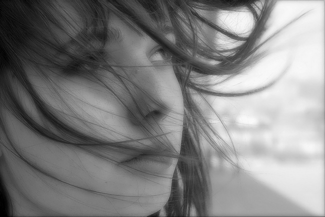 И губы теплые прощаю...