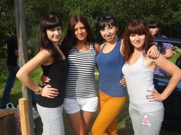 С ясенька падаюць лисцики клёника!