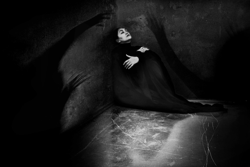 В горечи глубокой ночи