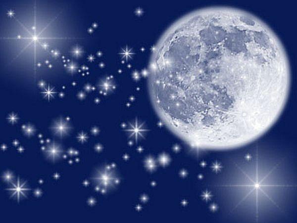 Игриво в облаках висит Луна