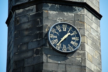 Вежливые часы