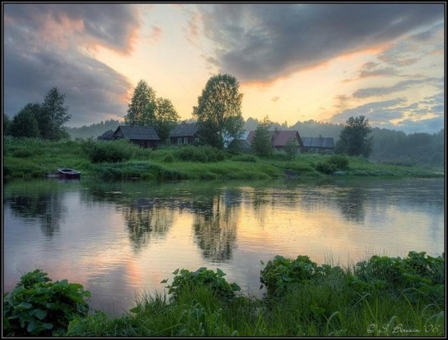 Перелесками осень крадётся