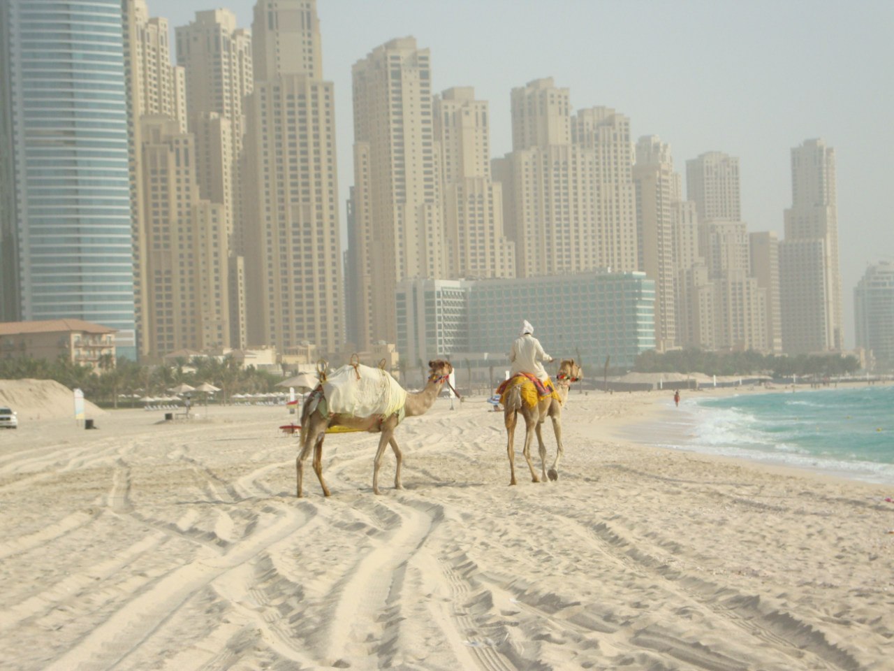 Погода в дубае сегодня и температура. Абу Даби климат. Пустыня Абу Даби. Объединённые арабские эмираты климат. Абу Даби пляжи.