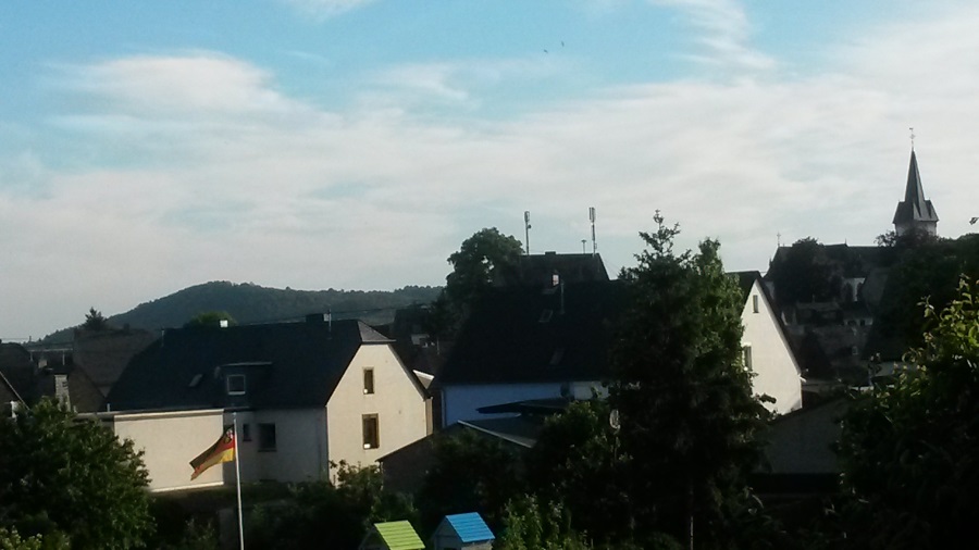 Спит городок под черепицей черной