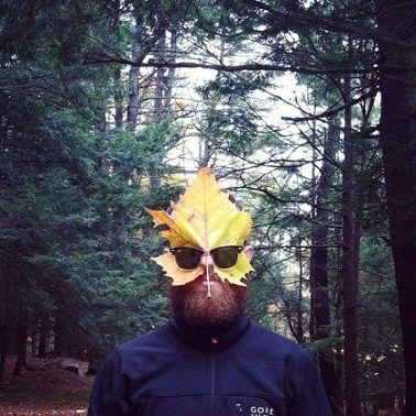 Не гонит радость прочь от нас друзей!