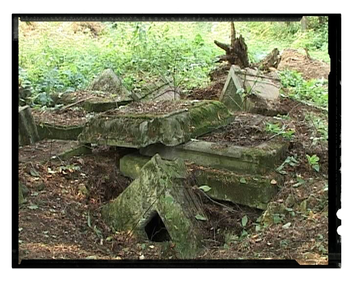 на чужой могиле