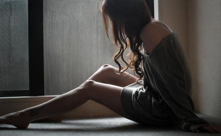 Кротко светит месяц на ночном изломе