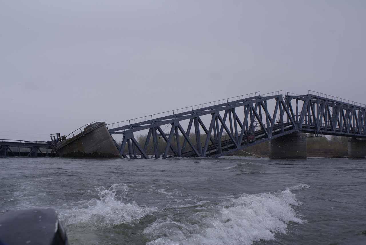 Корабль сломал мост. ЖД мост через реку Абакан. Обрушение моста через реку Абакан. Река Сарма мост. Железнодорожные мосты в Хакасии.