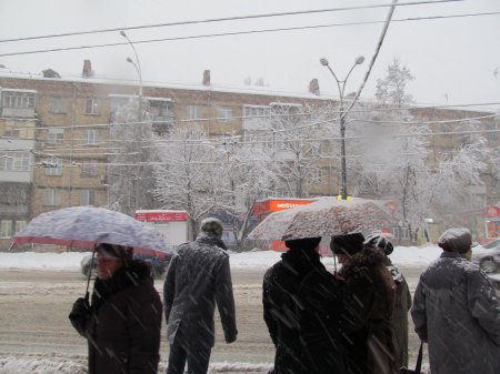 Снегом по снегу снег нам рисует снег