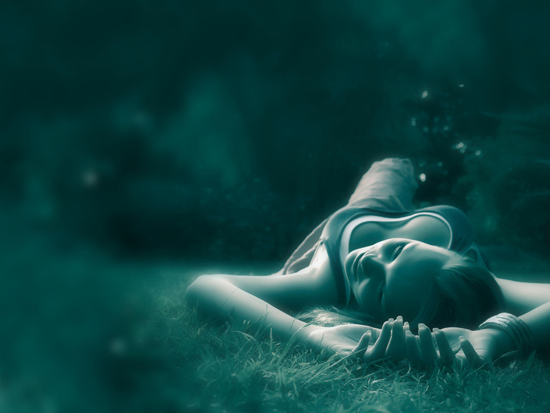 Нежно, неслышно, взглядом лаская,