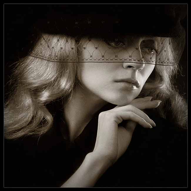 Стояла женщина одна