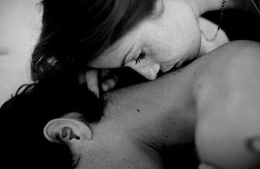 Бывший лижет. Целует в шею. Нежный поцелуй в шею. Поцелуй в спину мужчине. Страстные поцелуи.