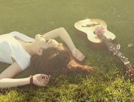 В обнимку с гитарой