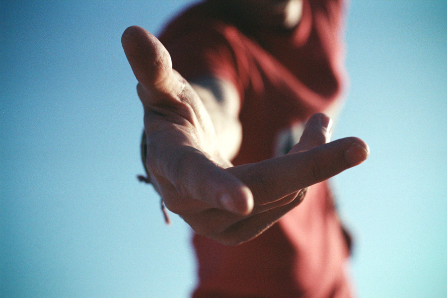 Помогать друг другу. Бог поможет. Протянутая ладонь. Протянутые руки друг к другу. Рука помощи.