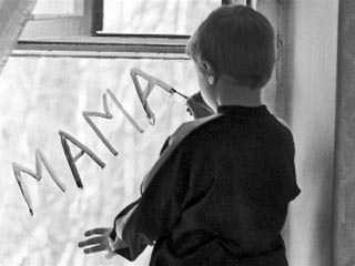 Мне удивительно, что мать дитя бросает