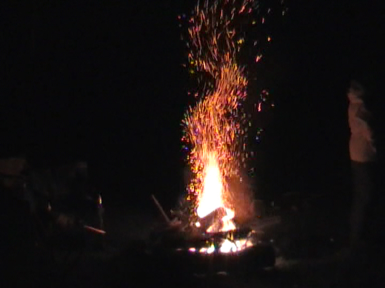 Слушать у ночного огня под огромной луной. У ночного огня под огромной