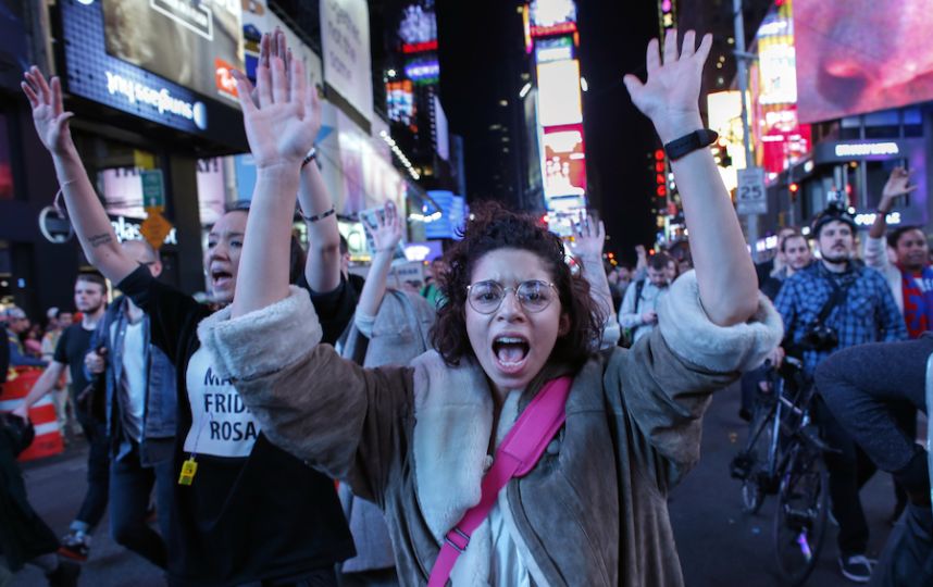 Мир играясь... , выходит...