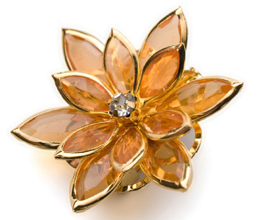 Вдохнув от сна сияющей вуалью...