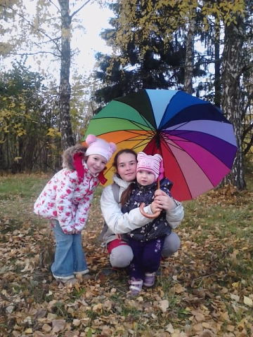 Под большим зонтом-калейдоскопом