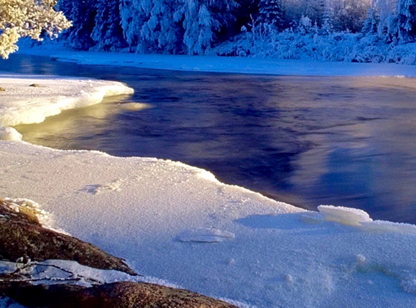 Вода в реке замерзла. Река замерзшая гладь. Зимняя гладь реки. Ненадолго замерзала река. Зеркальная гладь замершей реки.