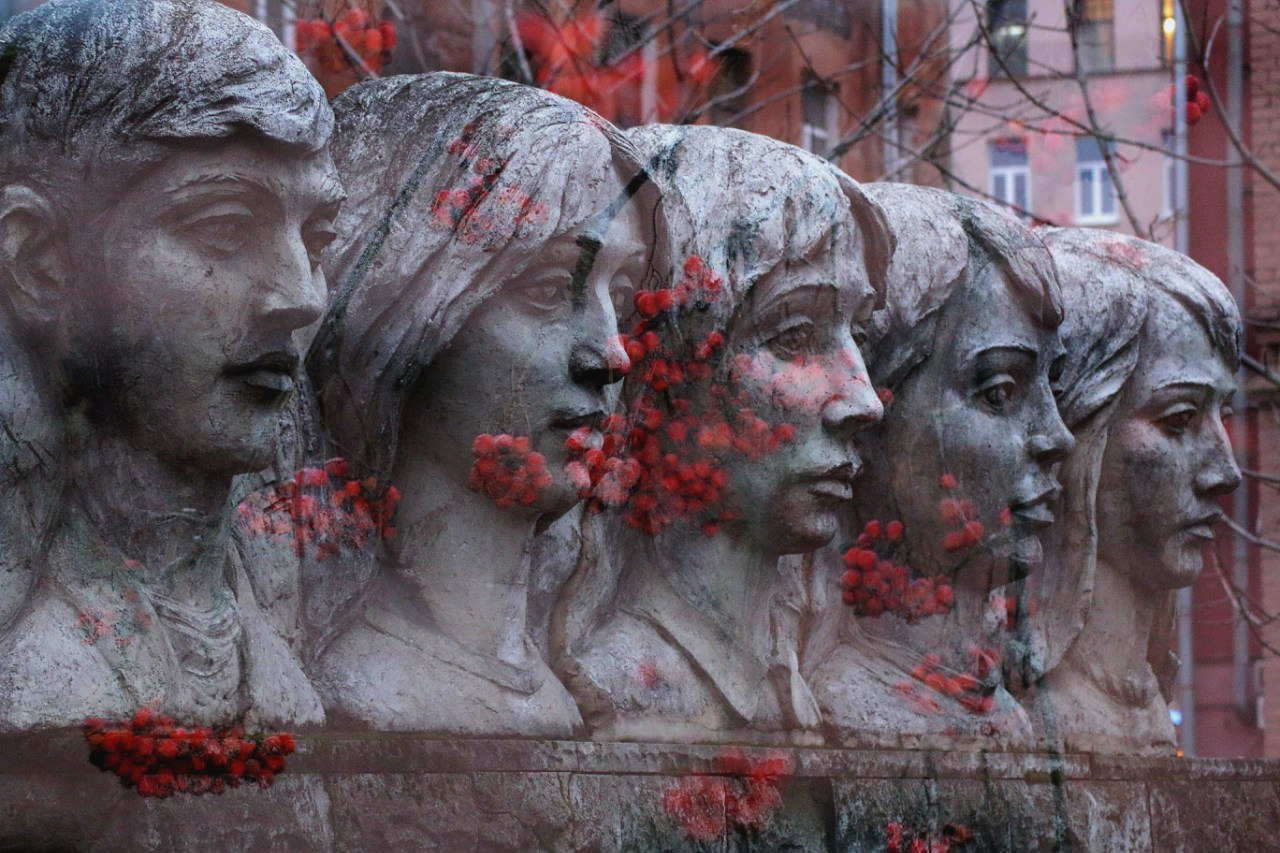 Кровавые капли созревшей рябины