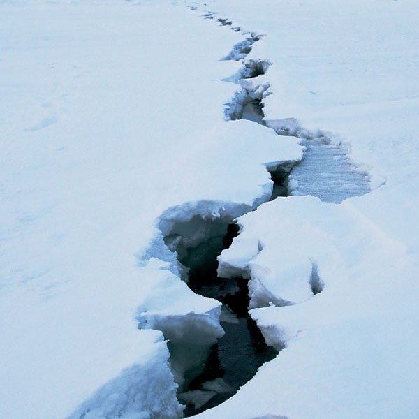 Трещины на снегу. Снежная трещина. Лед трещины Арктика. Трещины на заснеженном льду в Арктике.