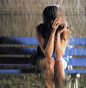 а под дождём не видно слёз